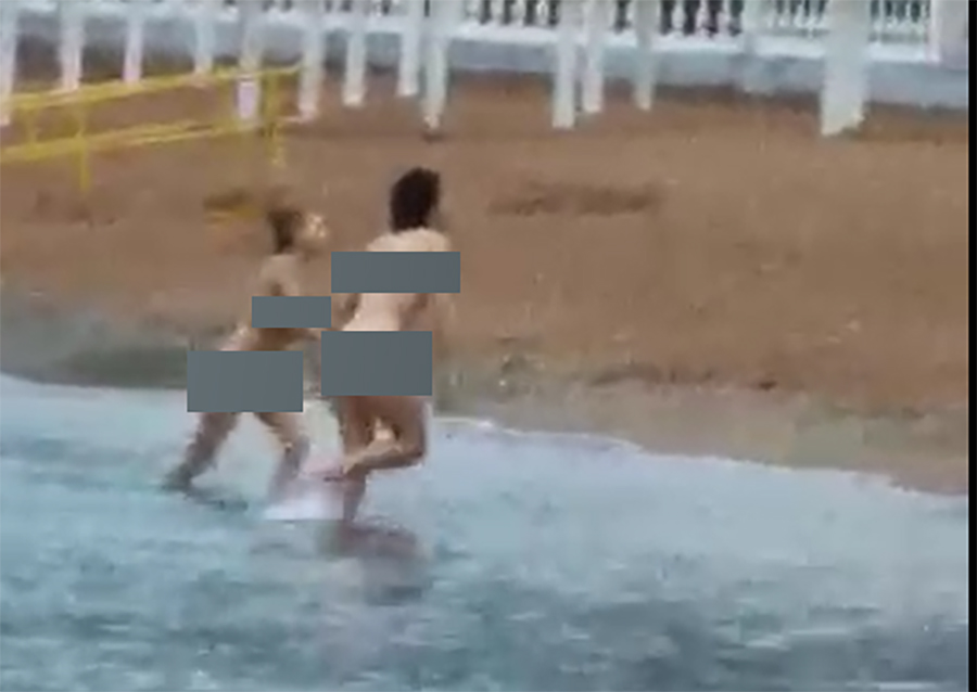 В центре Геленджика две девушки голышом искупались в море на глазах у кучи очевидцев