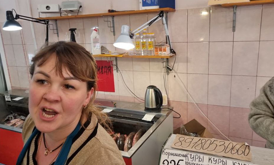 «Есть что скрывать»: в Новороссийске продавцы рыбы напали на блогера из-за съемки цен