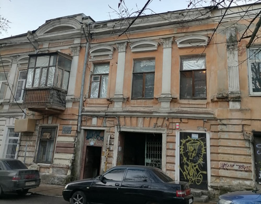 В Ростове исторический дом Ивановского рушится на глазах
