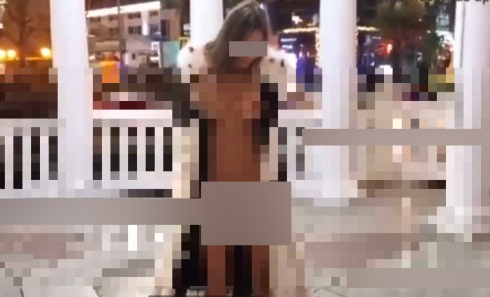 Известная порномодель устроила обнаженную фотосессию в центре Сочи у Морвокзала
