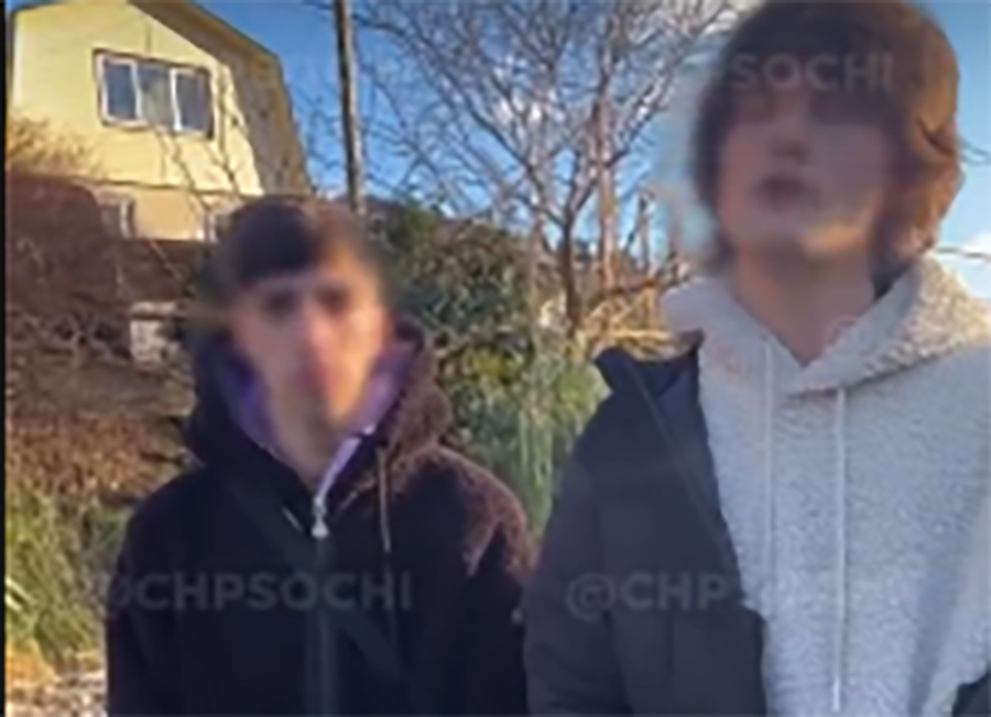 В Сочи после группового избиения водителя подростки записали видео с извинениями