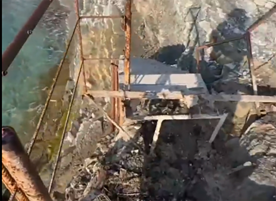 Жители Геленджика бьют тревогу из-за разрушения единственной лестницы на дикий пляж Сосновка
