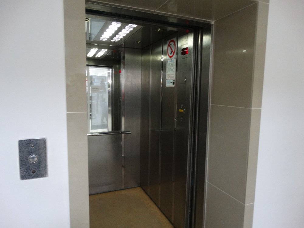 Лифт с девушкой внутри сорвался вниз в многоэтажке в Краснодаре с 13 этажа