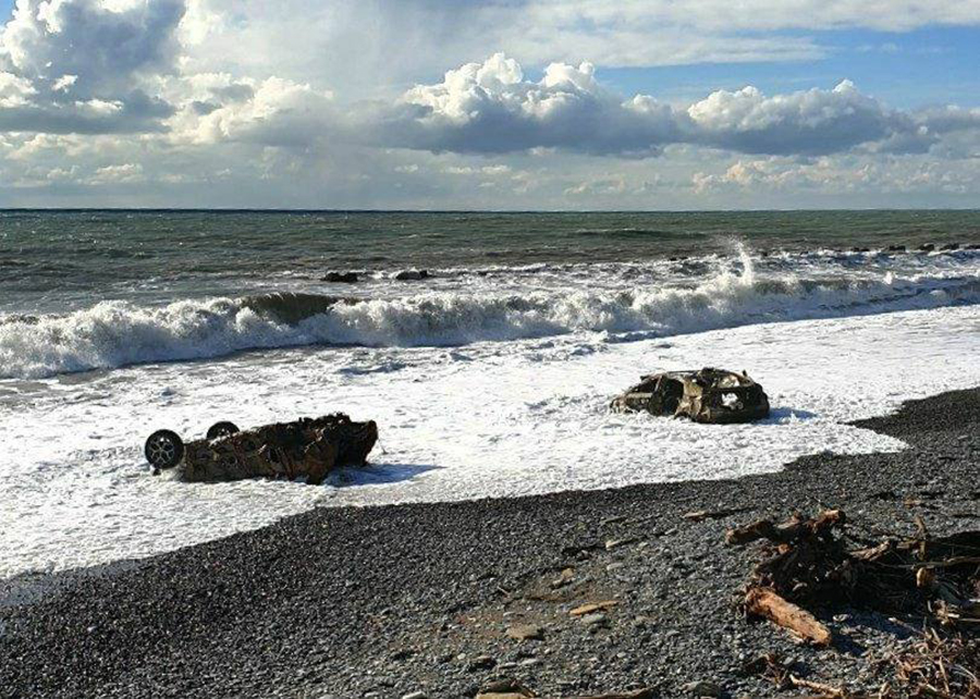 Прошедшим в Сочи  штормом на берег вынесло два искореженных автомобиля