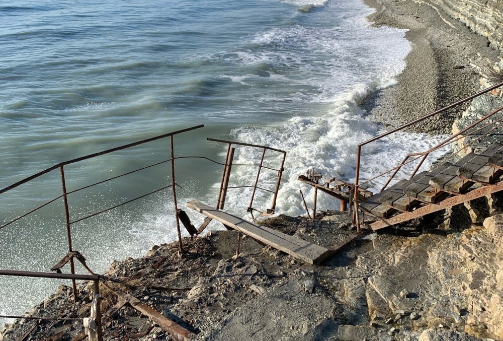 Жители в Геленджике хотят самостоятельно восстановить лестницу на популярный дикий пляж Сосновка
