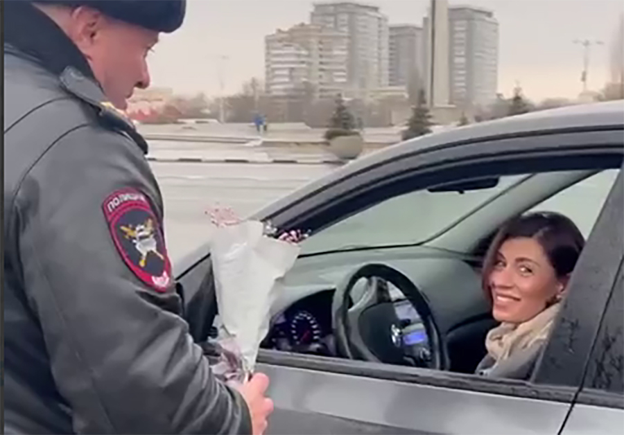 В Ростове инспекторы ГИБДД дарили девушкам-водителям цветы в честь Международного женского дня
