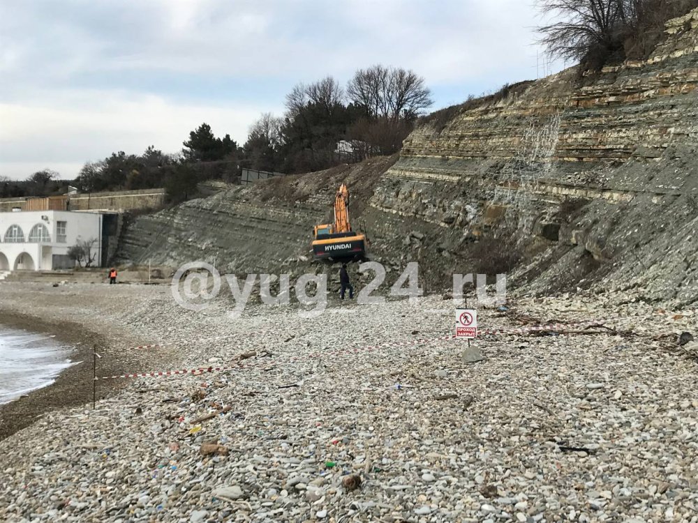 На закрытом пляж Факел в Дивноморске началось строительство обещанной новой лестницы