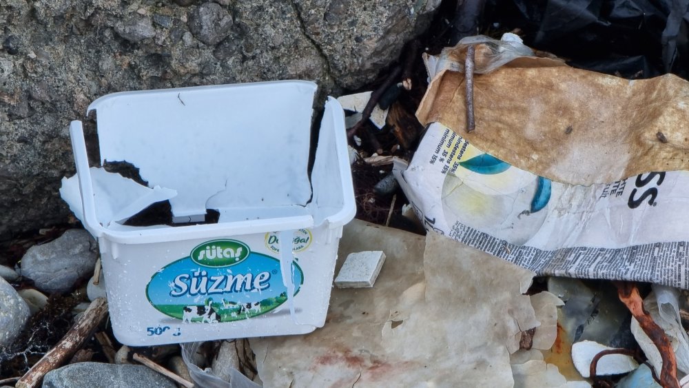 Пляжи в Геленджике утопают в мусоре из Турции после шторма