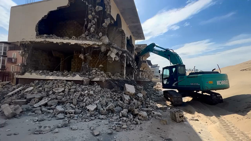 В Анапе сносят незаконно построенные гостиницы на берегу моря