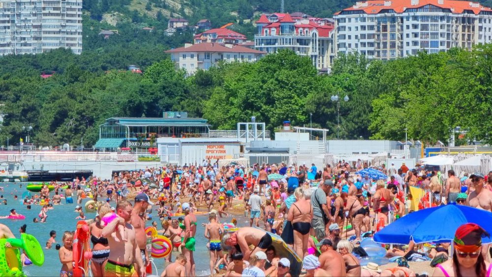 На курортах Краснодарского края люди загорают стоя, места на пляжах заканчиваются