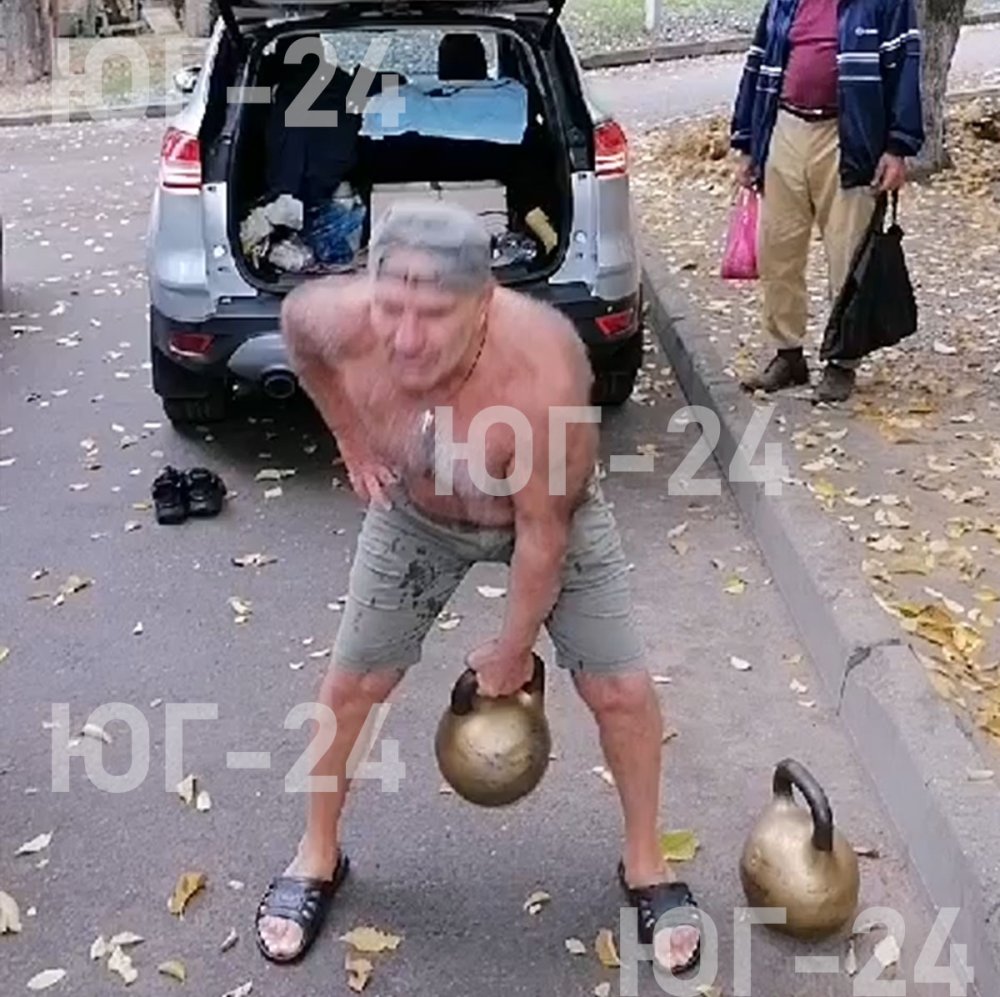 Ростовчанин в 70 лет в любую погоду ходит по городу с голым торсом и выглядит как «огурчик»