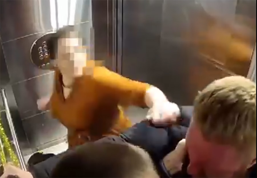 Жительница Краснодара избила мужчину в лифте, пытаясь защитить другого