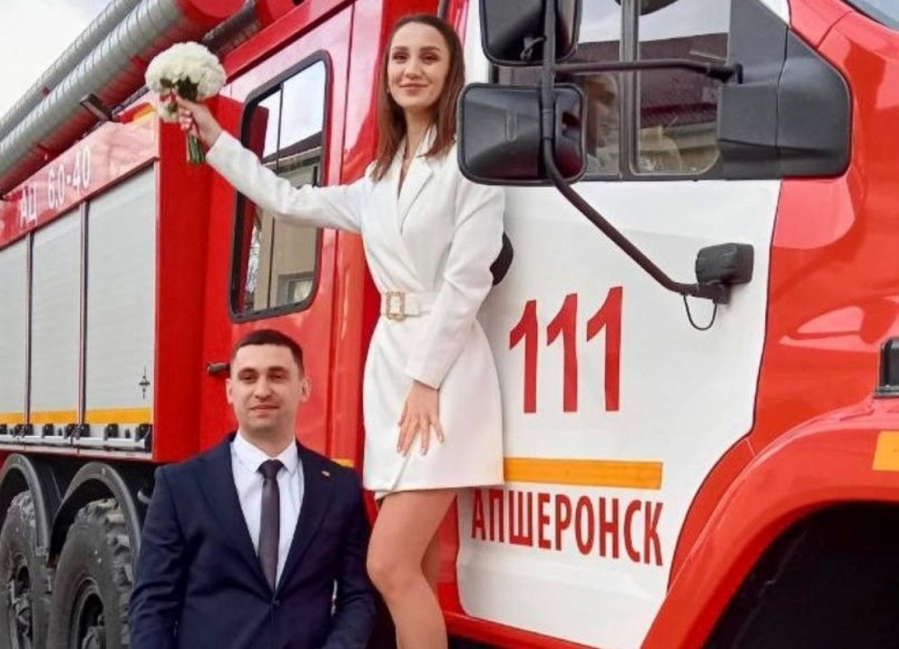 Пожарная свадьба в Апшеронске: сирены и струи воды радовали молодоженов у ЗАГСа