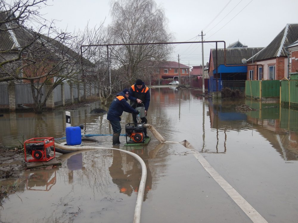 Спасатели ведут борьбу с затоплением Приморско-Ахтарска грунтовыми водами