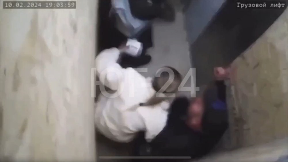 Лифт с людьми внутри рухнул на пять этажей в Краснодаре