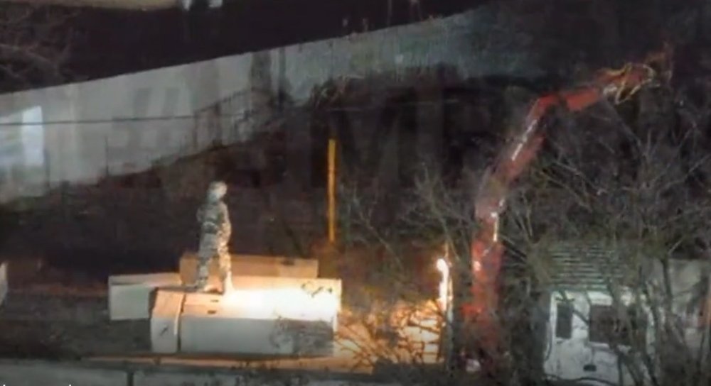 «Устроили линию боевого соприкосновения»: в Краснодаре жители возвели стену из бетонных блоков между многоэтажками