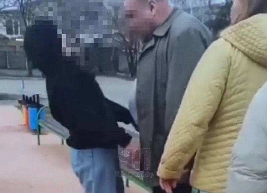 В Краснодаре мужчина заступился за сына и ударил головой девочку на детской площадке