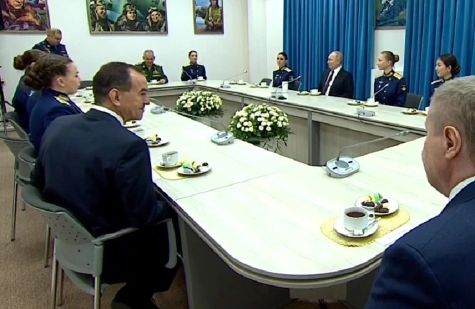 В Краснодаре президент Путин посетил авиационную школу и провел встречу с летчиками