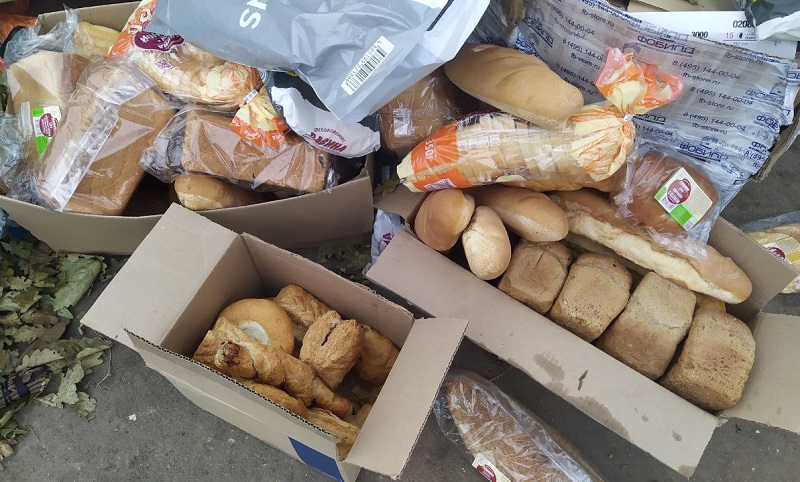 Жительницу Краснодара возмутила куча хлеба и булочек около мусорных баков