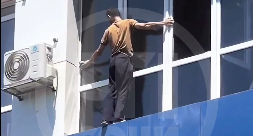 В Сочи мужчина вылез из 20 этажа для мытья окна и едва не погиб