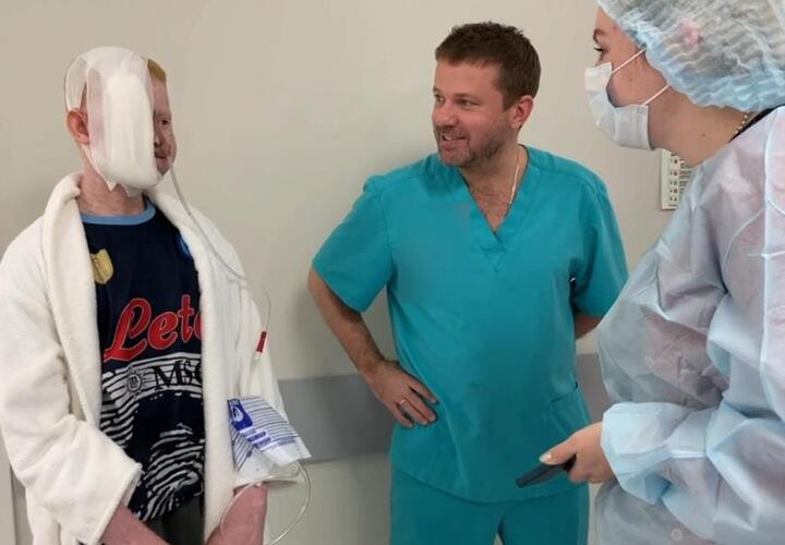 Краснодарские врачи спасли молодого синегальца-альбиноса от онкологии