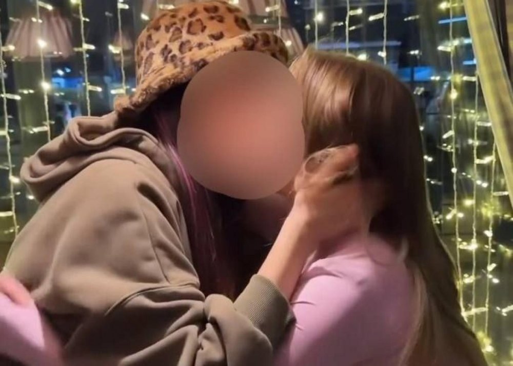 В Краснодаре поцелуй двух девушек закончился административным наказанием