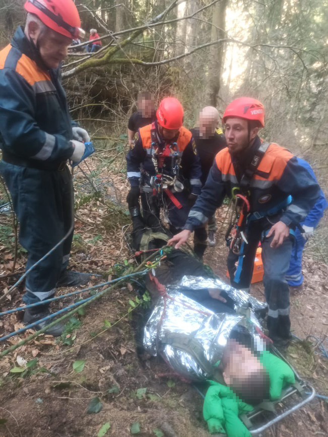 В Краснодарском крае спасатели спасли туриста, который провалился с 12-метровой высоты в ущелье