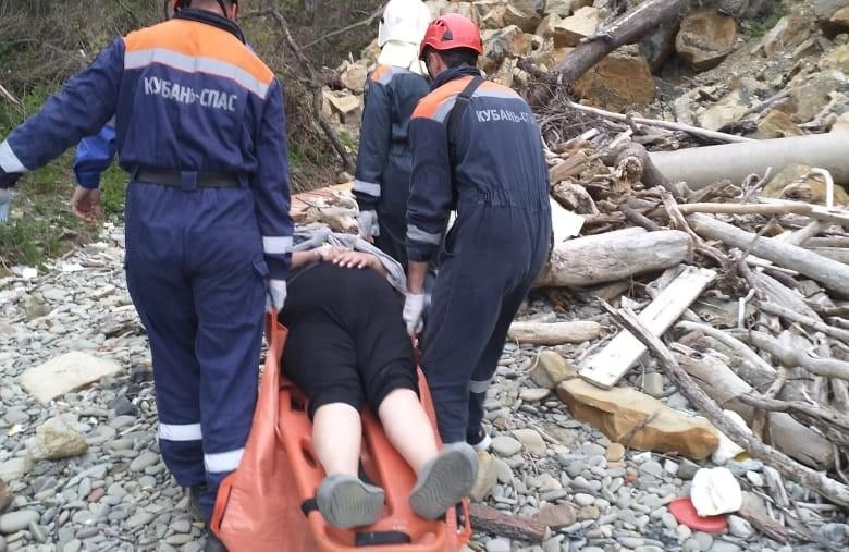 В Туапсе четыре спасателя эвакуировали женщину весом 110 кг, упавшую с валуна