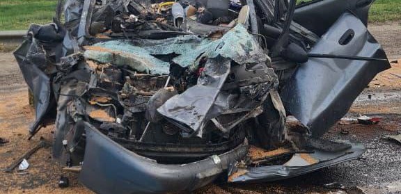 Машина всмятку: в Абинском районе грузовик врезался в иномарку, погиб водитель