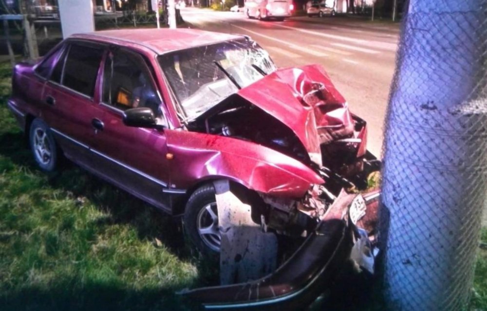 В Краснодаре 16-летний водитель врезался в опору ЛЭП после угона машины отца