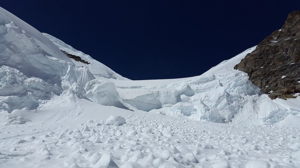 В Сочи сохраняется опасность схода лавин в горах