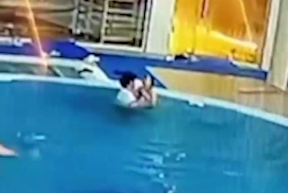 В Адыгее уборщица в спа-центре чудом спасла тонущего в бассейне ребенка