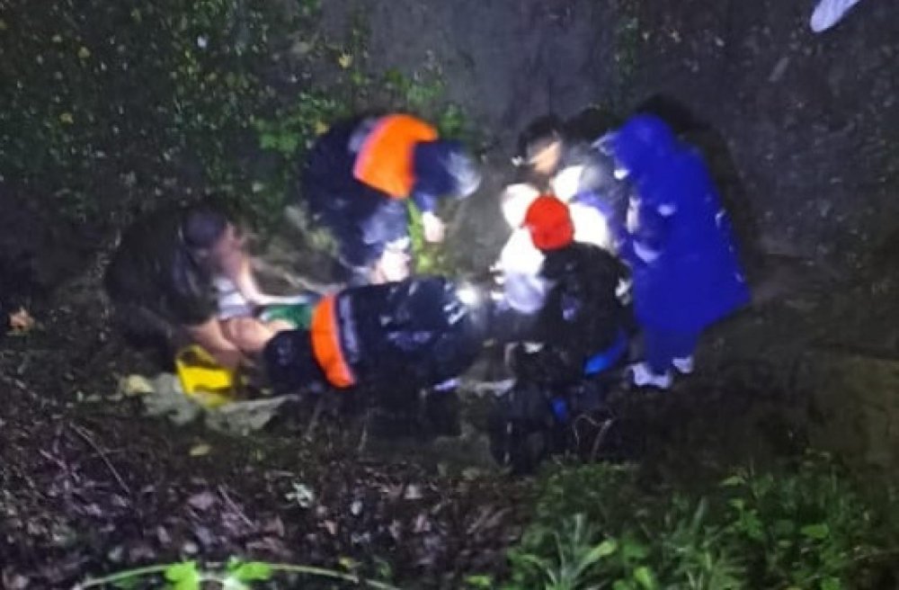 В бухте Инал женщина ночью рухнула с 6-метрового обрыва и осталась жива