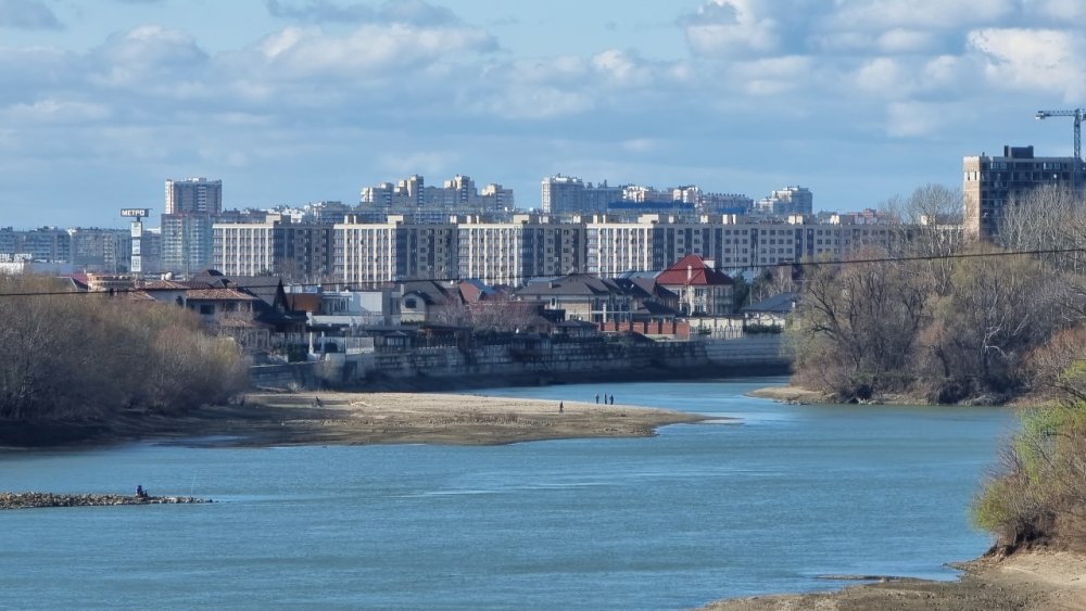 В Краснодаре подростки спрыгнули с моста в реку Кубань